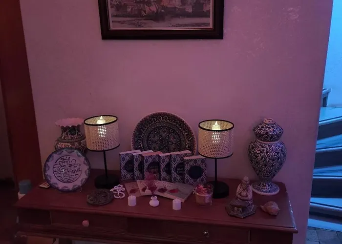 Antique And מלון