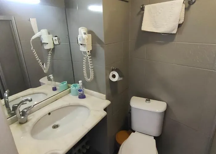 Antique And מלון